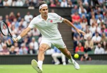Roger Federer breezes